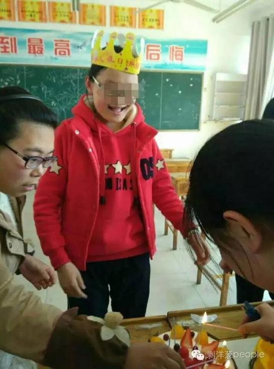 2016年3月27日,在教室里好友们为徐玉玉过18岁生日。受访者供图。