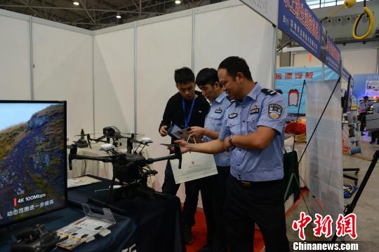 图为2017年警用装备展示会现场。 图为2017年警用装备展示会现场。