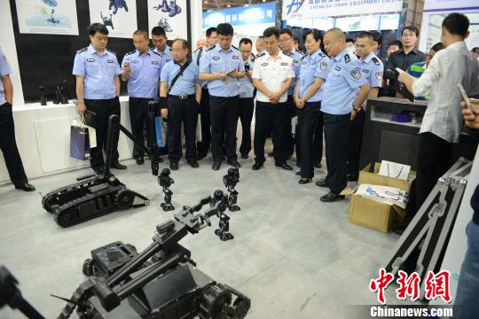 图为2017年警用装备展示会现场。 图为2017年警用装备展示会现场。