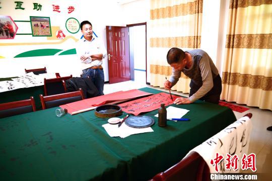 王学政老人在书画室练习书法。 邢翀 摄 王学政老人在书画室练习书法。 邢翀 摄