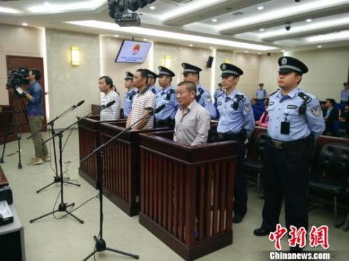 资料图:8日,曾轰动一时的太湖垃圾倾倒案在苏州市姑苏区人民法院公开开庭审理。被告人王菊明、陆小弟等人因涉嫌犯污染环境罪等罪名被提起公诉。 图为庭审现场。 钟升 摄 资料图:8日,曾轰动一时的太湖垃圾倾倒案在苏州市姑苏区人民法院公开开庭审理。被告人王菊明、陆小弟等人因涉嫌犯污染环境罪等罪名被提起公诉。 图为庭审现场。 钟升 摄