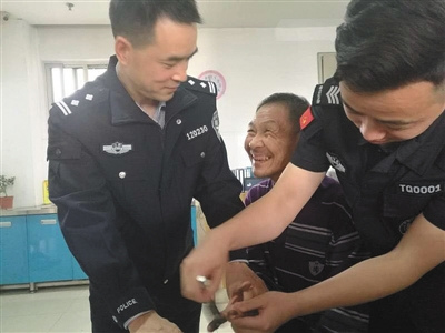 流浪人员在民警的帮助下录指纹。本版图片/受访者供图 流浪人员在民警的帮助下录指纹。本版图片/受访者供图