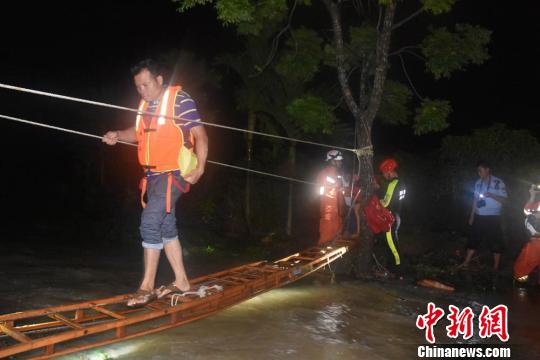 图为救援现场。 朱鹏程 摄 图为救援现场。 朱鹏程 摄