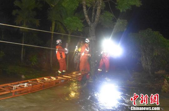 图为救援现场,消防官兵搭建生命通道。 朱鹏程 摄 图为救援现场,消防官兵搭建生命通道。 朱鹏程 摄