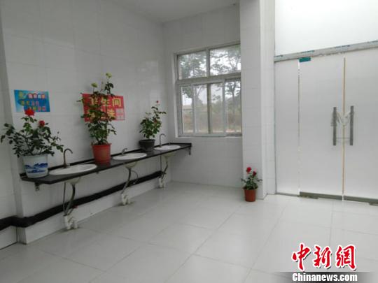 公厕内摆放的一些月季花,不仅能改善室内空气质量指数,而且还能使市民心情愉悦。 王秋兰 摄 公厕内摆放的一些月季花,不仅能改善室内空气质量指数,而且还能使市民心情愉悦。 王秋兰 摄