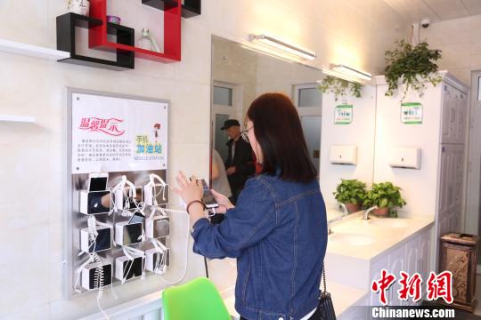 图为呼和浩特市公共卫生间内部环境,有多端口手机充电站。 杜玮 摄 图为呼和浩特市公共卫生间内部环境,有多端口手机充电站。 杜玮 摄