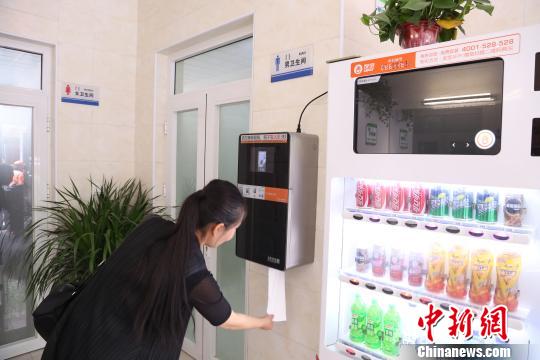图为呼和浩特市公共卫生间内部环境,市民可“刷脸取纸”。 杜玮 摄 图为呼和浩特市公共卫生间内部环境,市民可“刷脸取纸”。 杜玮 摄