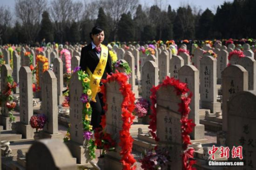 有这样一种职业,他们每天都见证世间的生死离别,经历生命逝去的伤感故事,他们就是殡葬礼仪师,伴随逝者有尊严地走完人生的最后一程。在山西省太原市永安殡仪馆,32岁的尧雯雯就是一名殡葬礼仪师,负责接待引导逝者家属进行丧葬活动,从业7年的时间里,缅怀送别超过5000名逝者的最后一刻。 武俊杰 摄 有这样一种职业,他们每天都见证世间的生死离别,经历生命逝去的伤感故事,他们就是殡葬礼仪师,伴随逝者有尊严地走完人生的最后一程。在山西省太原市永安殡仪馆,32岁的尧雯雯就是一名殡葬礼仪师,负责接待引导逝者家属进行丧葬活动,从业7年的时间里,缅怀送别超过5000名逝者的最后一刻。 武俊杰 摄
