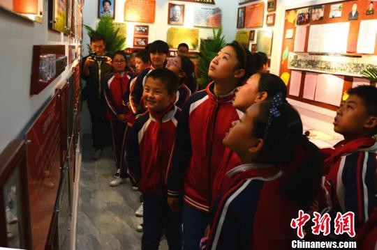 图为小学生参观家风家训馆。 李浩 摄 图为小学生参观家风家训馆。 李浩 摄
