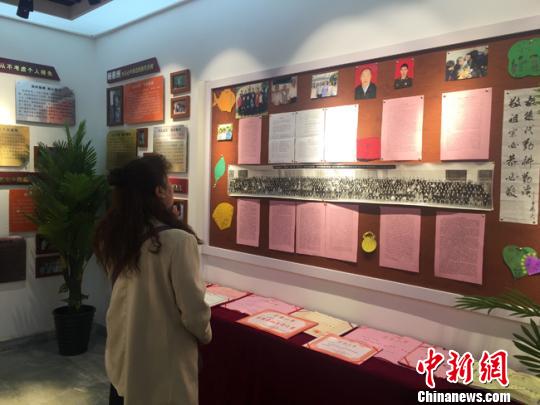 图为市民参观家风家训馆。 杨娜 摄 图为市民参观家风家训馆。 杨娜 摄