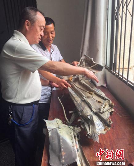 对残骸做进一步推测判断 李梦瑶 摄 对残骸做进一步推测判断 李梦瑶 摄