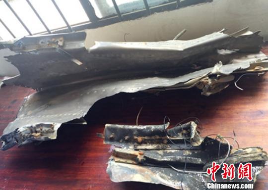 残骸有明显的烧毁痕迹 李梦瑶 摄 残骸有明显的烧毁痕迹 李梦瑶 摄