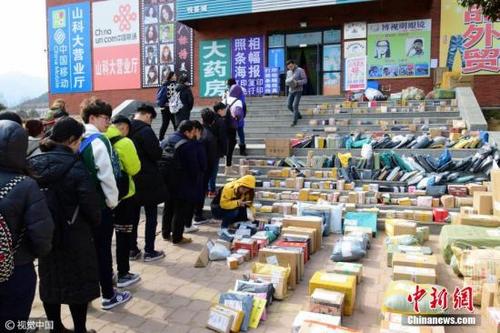 资料图:山东青岛一高校校园内快递点业务量陡增。skd 摄 图片来源:视觉中国 资料图:山东青岛一高校校园内快递点业务量陡增。skd 摄 图片来源:视觉中国