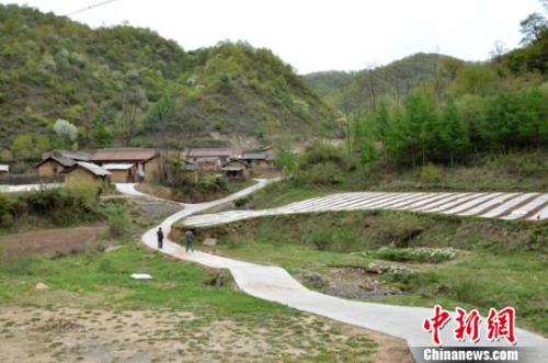 图为山门镇贫困村白河村“通村入户”的水泥村道。 冯志军 摄 图为山门镇贫困村白河村“通村入户”的水泥村道。 冯志军 摄