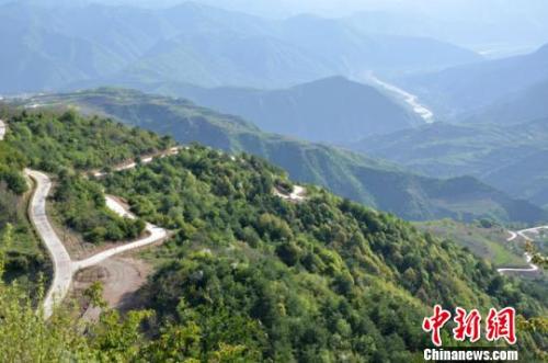 图为山门镇境内海拔逾2000米的通村水泥路,犹如白色的丝带盘旋在山间,这是贫困村村民与外界联系的唯一通道。 冯志军 摄 图为山门镇境内海拔逾2000米的通村水泥路,犹如白色的丝带盘旋在山间,这是贫困村村民与外界联系的唯一通道。 冯志军 摄