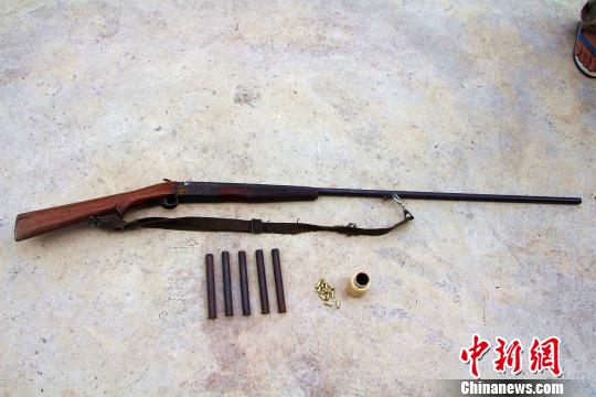 图为犯罪嫌疑人打猎使用的枪支。 解雄波 摄 图为犯罪嫌疑人打猎使用的枪支。 解雄波 摄