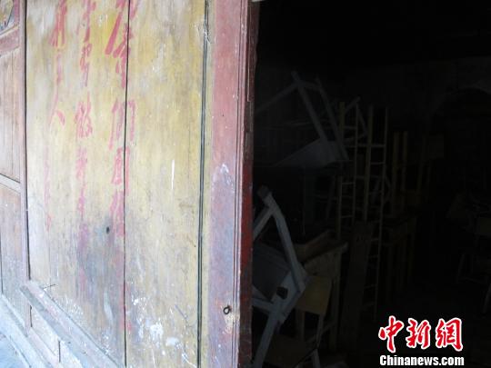 报国寺内存放的桌椅。 张丹 摄 报国寺内存放的桌椅。 张丹 摄