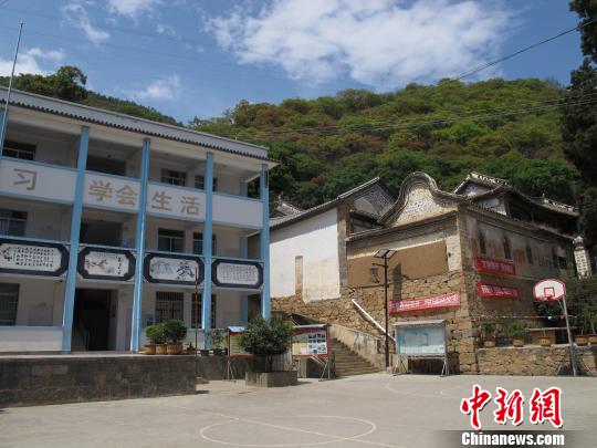 第二代校舍(左)与第一代校舍(右)并排而居。 张丹 摄 第二代校舍(左)与第一代校舍(右)并排而居。 张丹 摄