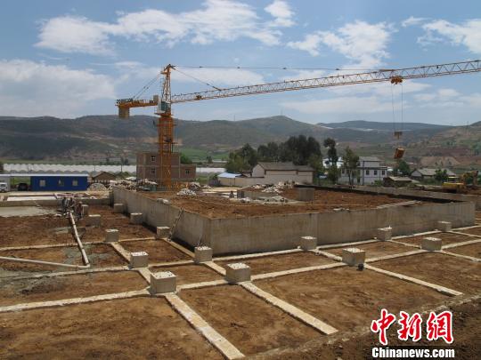 正在建设中的萂村完小第三代校舍。 张丹 摄 正在建设中的萂村完小第三代校舍。 张丹 摄