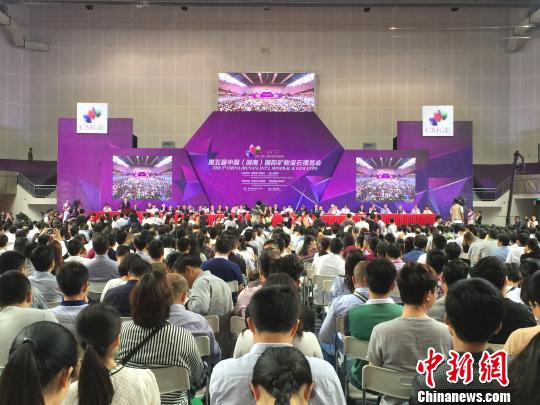 5月18日,第五届中国(湖南)矿物宝石博览会在郴州开幕。 鲁毅 摄 5月18日,第五届中国(湖南)矿物宝石博览会在郴州开幕。 鲁毅 摄