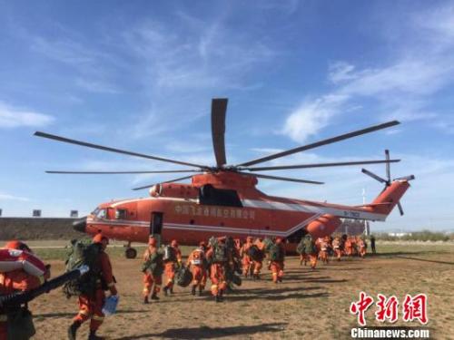 图为展开紧急救援的武警官兵。 张少林 摄 图为展开紧急救援的武警官兵。 张少林 摄