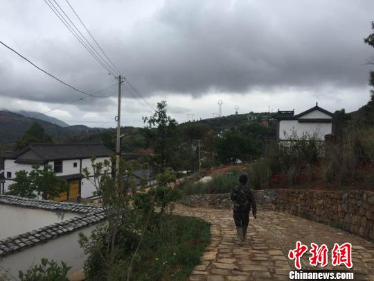 图为村内铺设的青石板路。 张丹 摄 图为村内铺设的青石板路。 张丹 摄