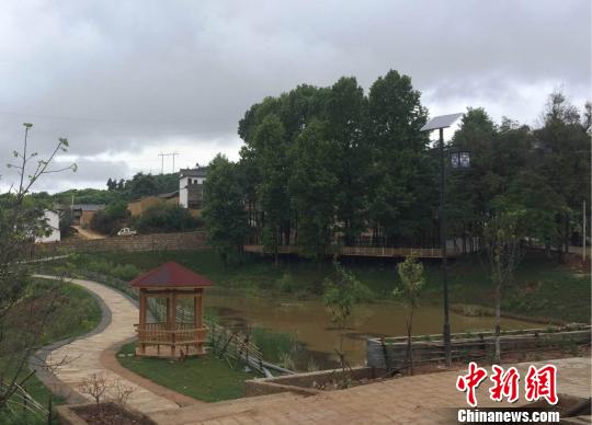 图为正在建设的景观池塘。 张丹 摄 图为正在建设的景观池塘。 张丹 摄