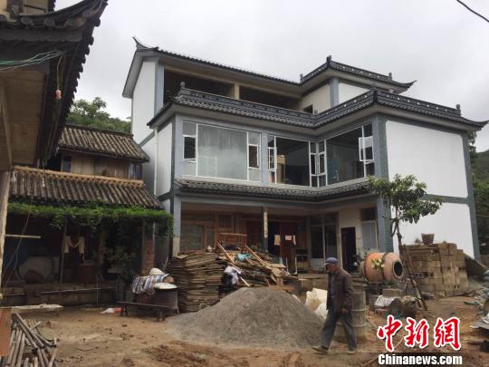 图为杨英家正在建设的新房。 张丹 摄 图为杨英家正在建设的新房。 张丹 摄