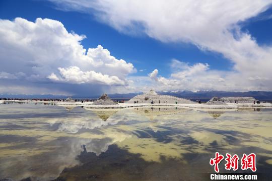 5月20日起,青藏铁路公司开行西宁至茶卡“天空之镜”Y961/2次旅游列车。资料图为青海茶卡盐湖风光。 罗云鹏 摄 5月20日起,青藏铁路公司开行西宁至茶卡“天空之镜”Y961/2次旅游列车。资料图为青海茶卡盐湖风光。 罗云鹏 摄