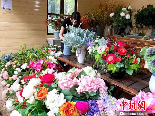 玫瑰之舍中展售着永不凋零的“17度仿真花”。 王子涛 摄 玫瑰之舍中展售着永不凋零的“17度仿真花”。 王子涛 摄