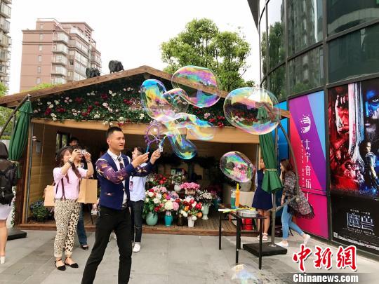 玫瑰之舍前正在进行的梦幻泡泡表演。 王子涛 摄 玫瑰之舍前正在进行的梦幻泡泡表演。 王子涛 摄