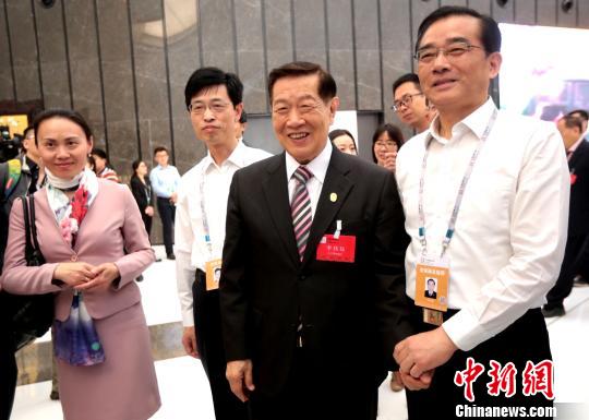 图为20日,华裔名探李昌钰重回故里,参加首届江苏发展大会。 泱波 摄 图为20日,华裔名探李昌钰重回故里,参加首届江苏发展大会。 泱波 摄