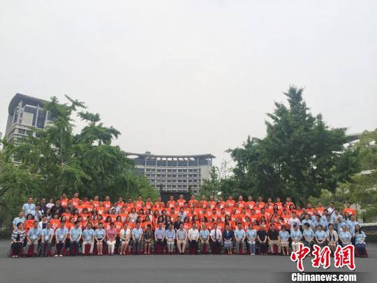 图为校友全体合作 孔雁婷 摄 图为校友全体合作 孔雁婷 摄