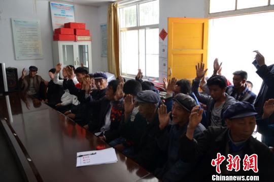 白河村村民参与讨论该村脱贫计划,并进行投票表决。 冯志军 摄 白河村村民参与讨论该村脱贫计划,并进行投票表决。 冯志军 摄