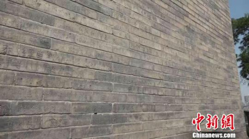 山西太原永祚寺内,明代宣文塔下,密密麻麻皆是深浅不同的刻字。 屈丽霞 摄 山西太原永祚寺内,明代宣文塔下,密密麻麻皆是深浅不同的刻字。 屈丽霞 摄