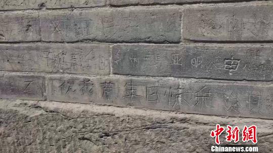 图为生日祝福刻字。 屈丽霞 摄 图为生日祝福刻字。 屈丽霞 摄