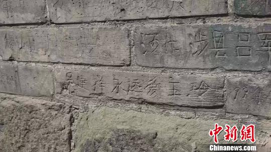刻字大多出现在奉供佛舍利子的宣文塔塔砖上,不少人刻上自己的家乡,也有人在其上表达爱意。 屈丽霞 摄 刻字大多出现在奉供佛舍利子的宣文塔塔砖上,不少人刻上自己的家乡,也有人在其上表达爱意。 屈丽霞 摄