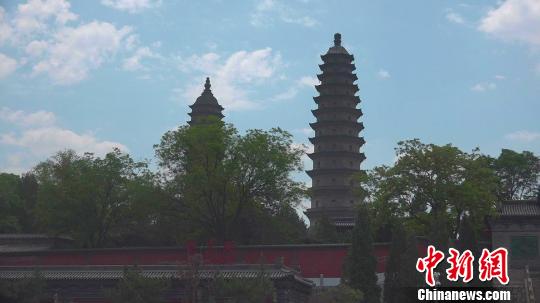 永祚寺双塔,一名文峰塔,另一名宣文塔。 屈丽霞 摄 永祚寺双塔,一名文峰塔,另一名宣文塔。 屈丽霞 摄