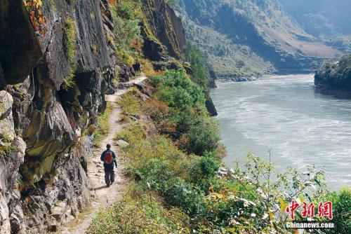 资料图:背包客在茶马古道贡山县段。中国云南怒江贡山。柯炳钟 摄 资料图:背包客在茶马古道贡山县段。中国云南怒江贡山。柯炳钟 摄