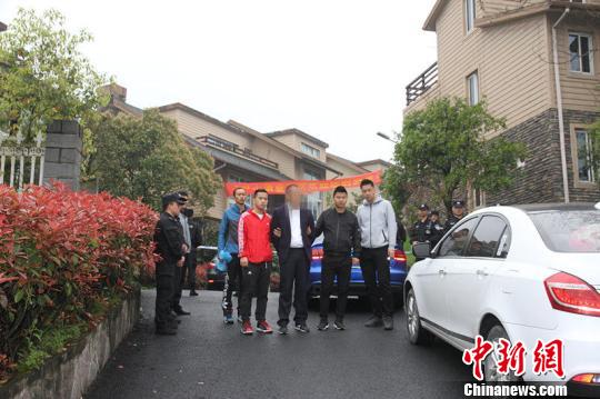 图为:警方将涉案人员现场抓获。临安警方供图 图为:警方将涉案人员现场抓获。临安警方供图