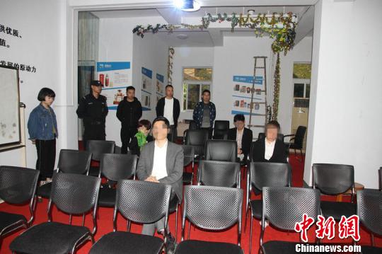 图为:“招商引资会”现场。临安警方供图 图为:“招商引资会”现场。临安警方供图