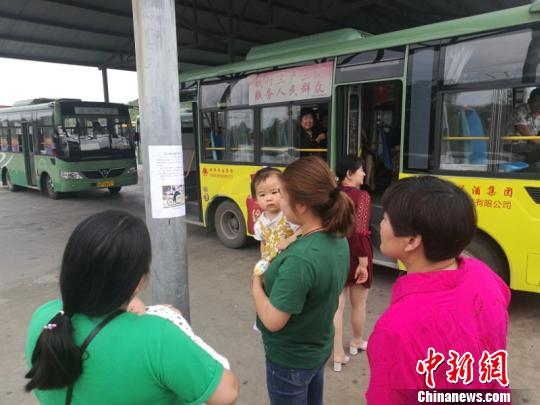 民众观看公告 赵强 摄 民众观看公告 赵强 摄