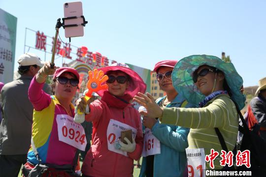 5月19日,2017年“中国旅游日”青海省分会场在该省黄南藏族自治州尖扎县启动。图为启动仪式现场徒步爱好者合影纪念。 罗云鹏 摄 5月19日,2017年“中国旅游日”青海省分会场在该省黄南藏族自治州尖扎县启动。图为启动仪式现场徒步爱好者合影纪念。 罗云鹏 摄