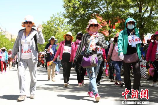 5月19日,2017年“中国旅游日”青海省分会场在该省黄南藏族自治州尖扎县启动。图为徒步爱好者踏上当日徒步之旅。 罗云鹏 摄 5月19日,2017年“中国旅游日”青海省分会场在该省黄南藏族自治州尖扎县启动。图为徒步爱好者踏上当日徒步之旅。 罗云鹏 摄