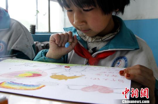 图为一名学生认真地绘画。 西宁公益联盟 摄 图为一名学生认真地绘画。 西宁公益联盟 摄