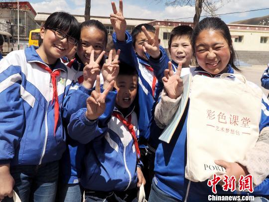 图为学生们收到彩虹口袋后,露出灿烂的笑容。 西宁公益联盟 摄 图为学生们收到彩虹口袋后,露出灿烂的笑容。 西宁公益联盟 摄