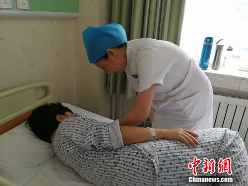孙敏在床旁指导产妇给新生儿喂奶 记者 张尼 摄 孙敏在床旁指导产妇给新生儿喂奶 记者 张尼 摄
