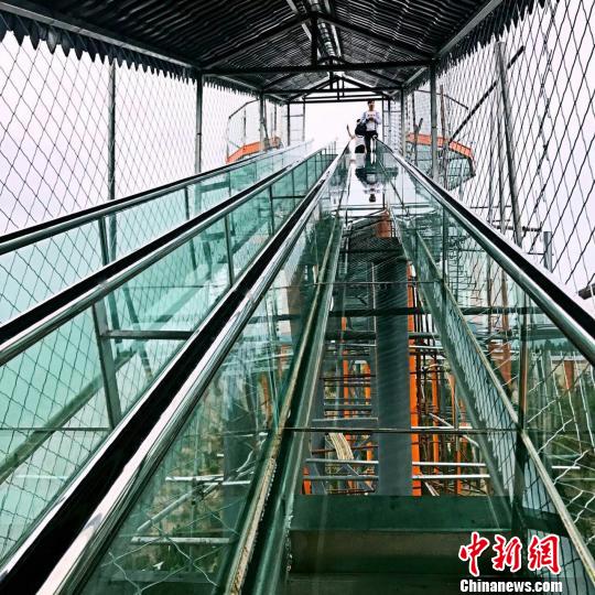图为玻璃滑道。 大禹渡景区供图 摄 图为玻璃滑道。 大禹渡景区供图 摄