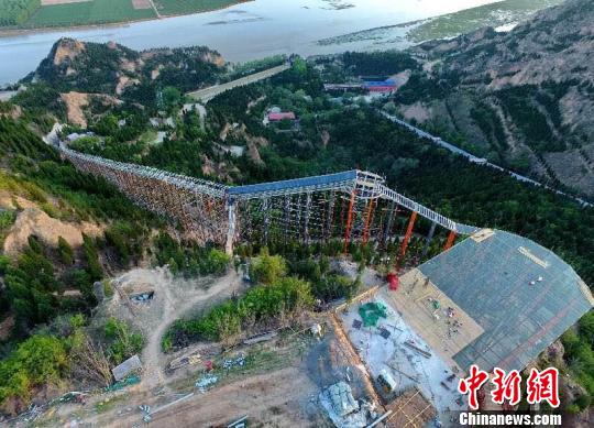 山西省首条纯玻璃滑道于19日起试运营,引起广大游客关注。 大禹渡景区供图 摄 山西省首条纯玻璃滑道于19日起试运营,引起广大游客关注。 大禹渡景区供图 摄