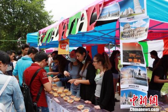 贵州大学美食节现场 瞿宏伦 摄 贵州大学美食节现场 瞿宏伦 摄